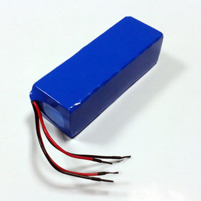 بسته باتری لیتیومی LFP 12V 10A روی چراغ خیابان خورشیدی اعمال می شود